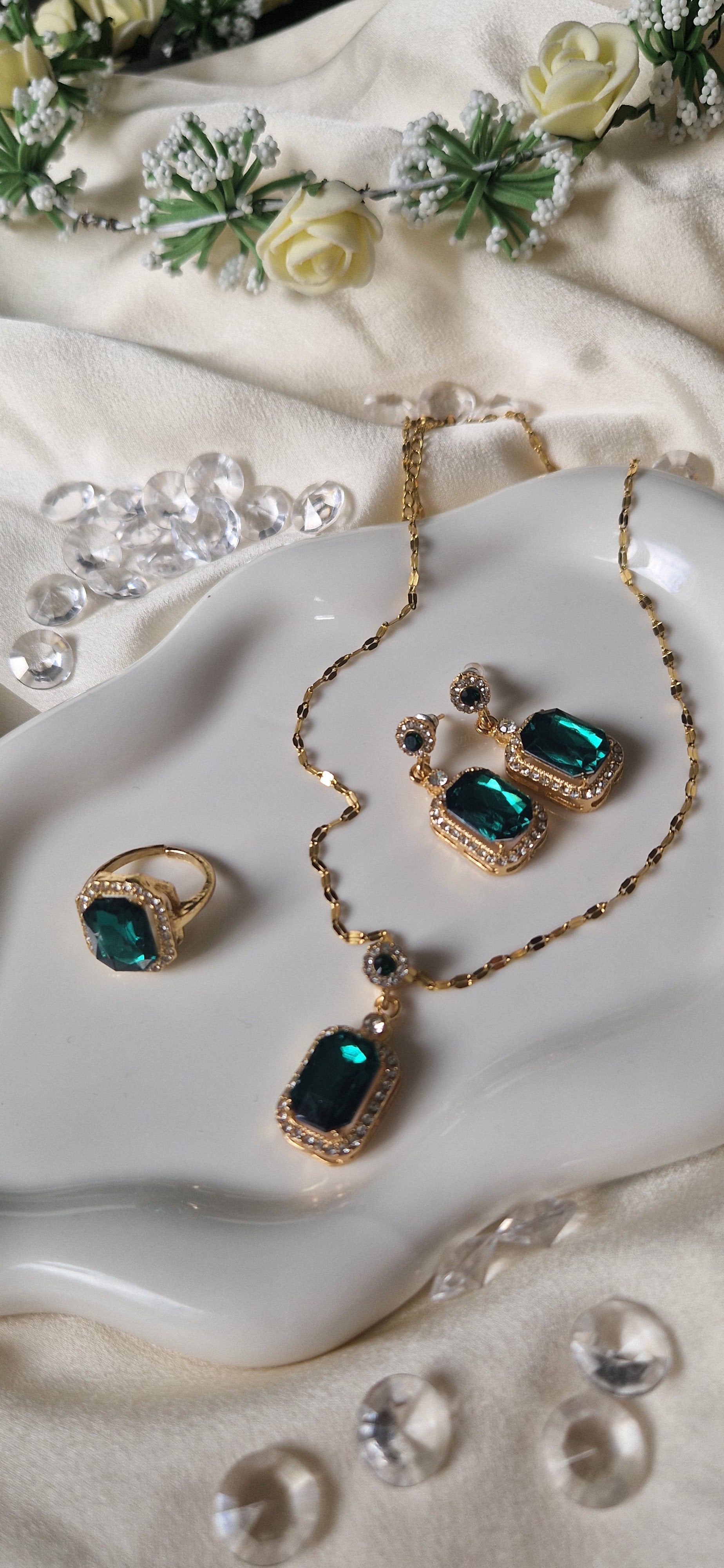 Set Émeraude Royale – Collier, Bague et Boucles