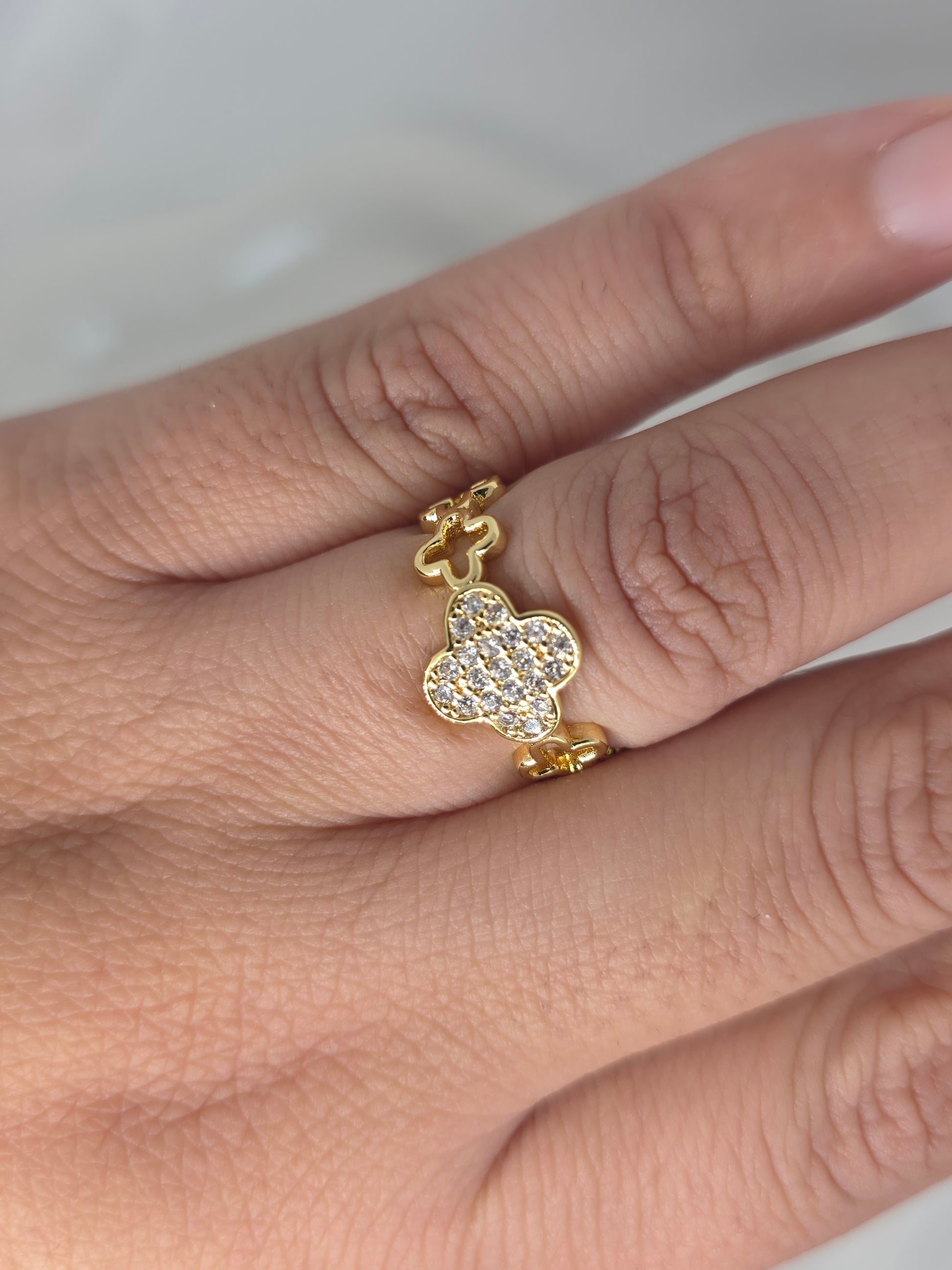 Bague Trèfle Pavé de Zircons – Ajustable