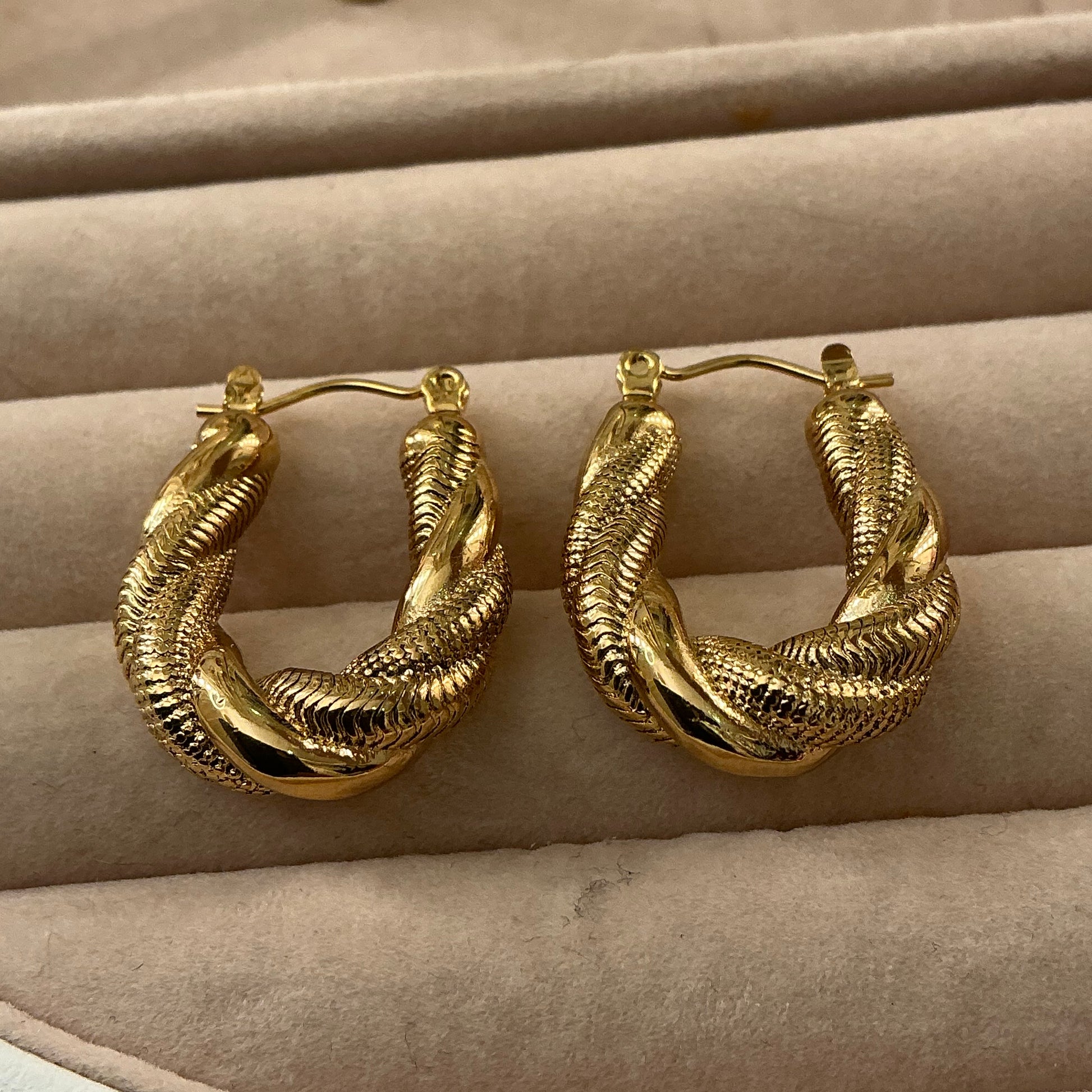 Boucles d’Oreilles Samra – Créoles Torsadées Dorées