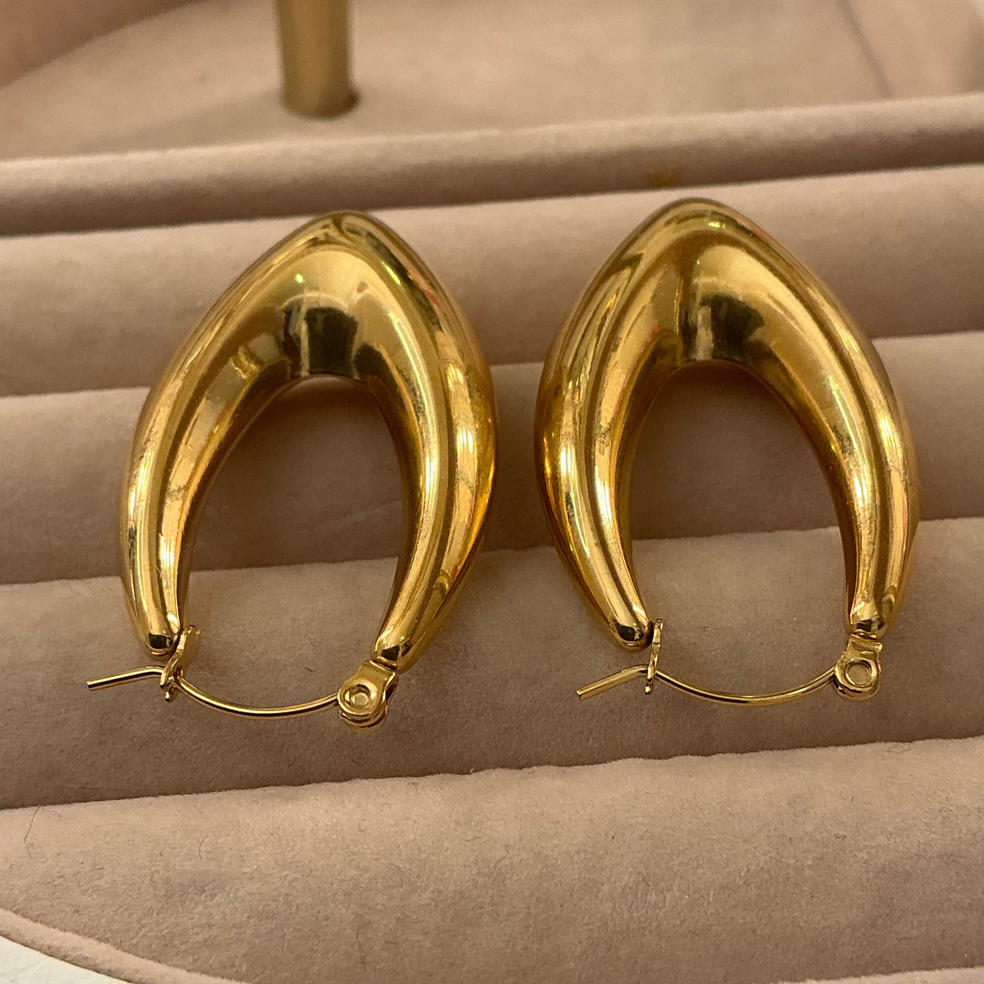 Boucles d’Oreilles Naya – Créoles Goutte Élégantes