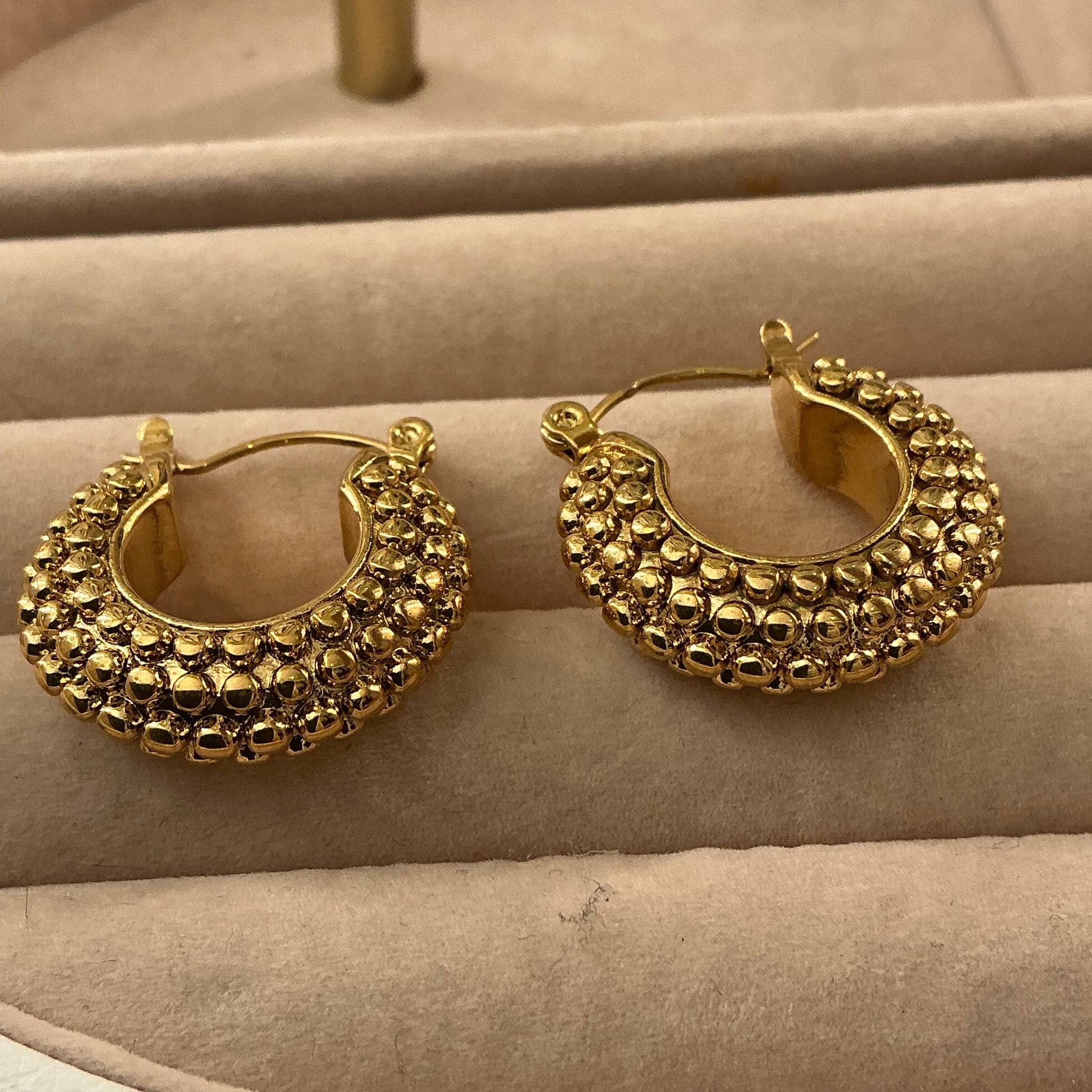 Boucles d’Oreilles Solina – Créoles Texturées Or Vintage