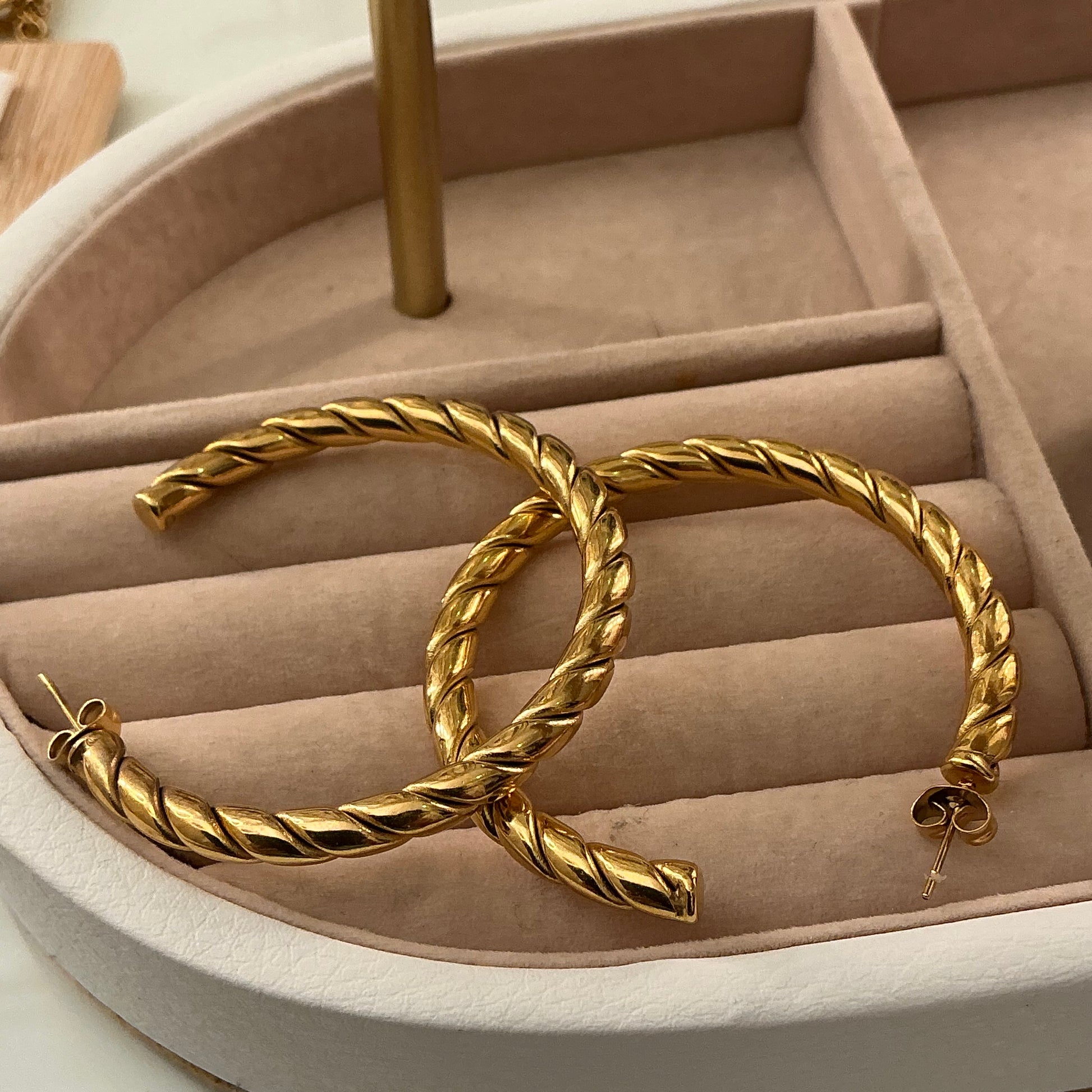 Créoles Torsadées Sanaa – Élégance Enlacée