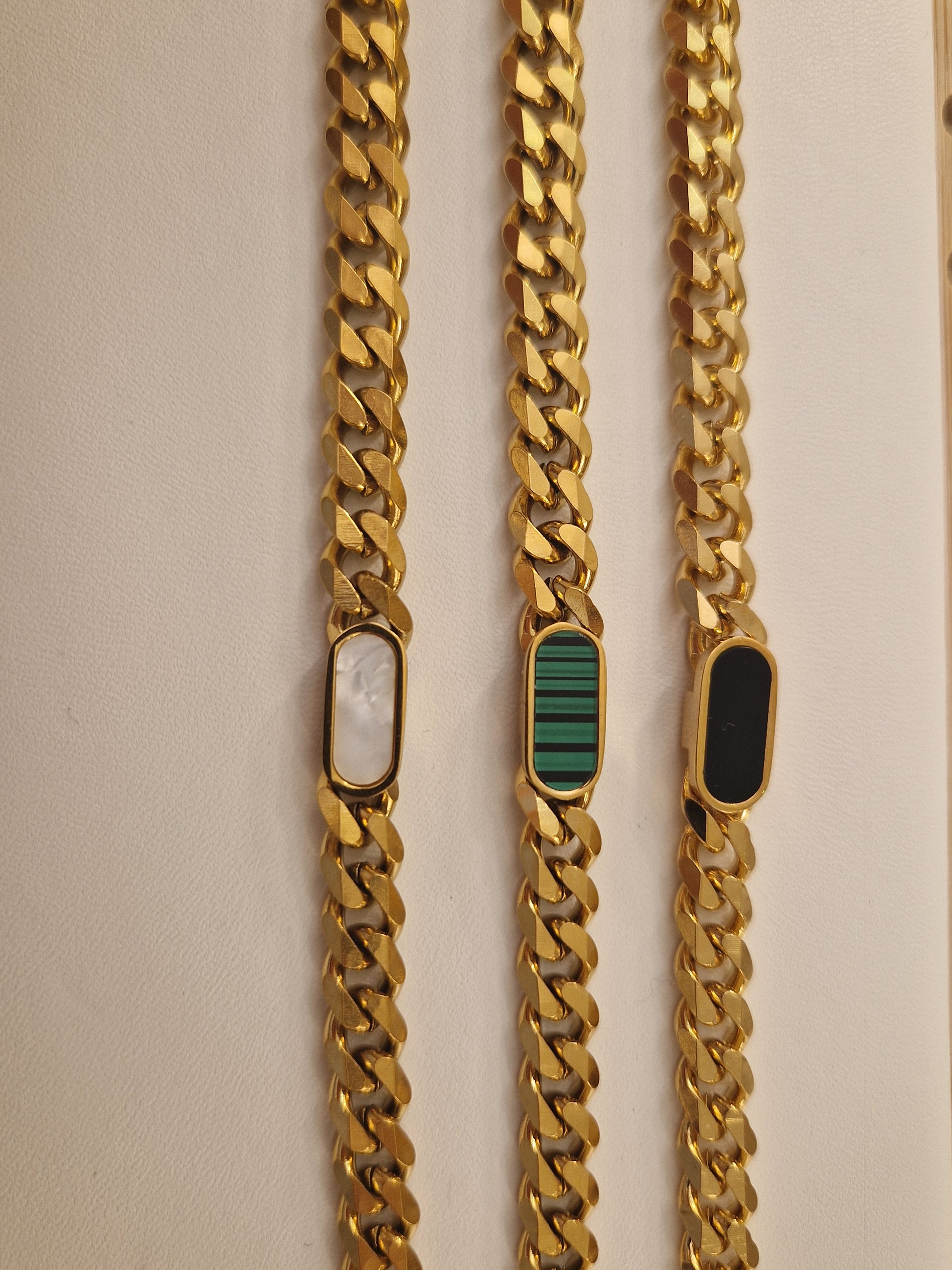 Bracelet Nocturna – Force dorée & mystère noir