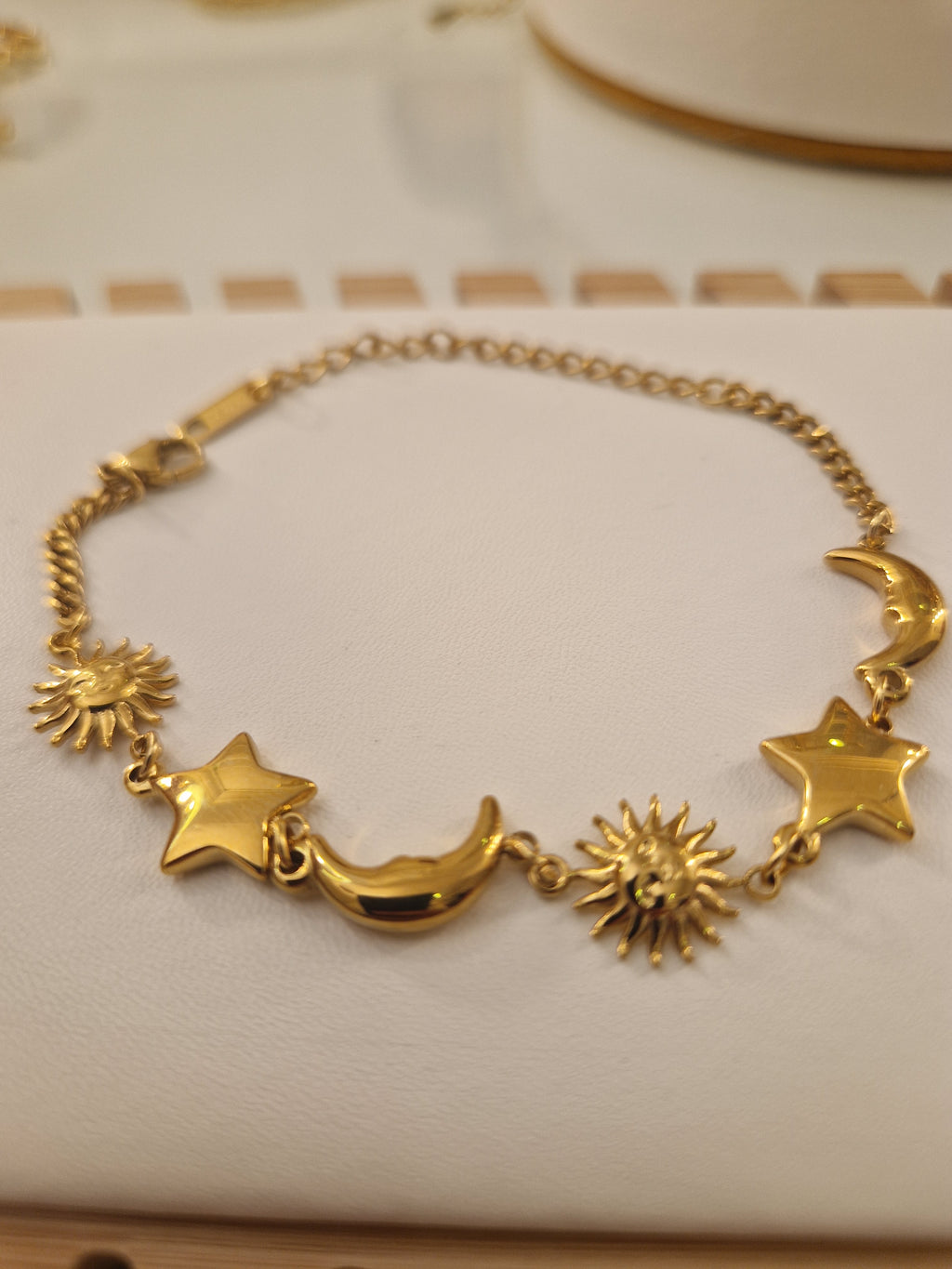 Bracelet Galaxie Dorée – Astres, mystère & lumière