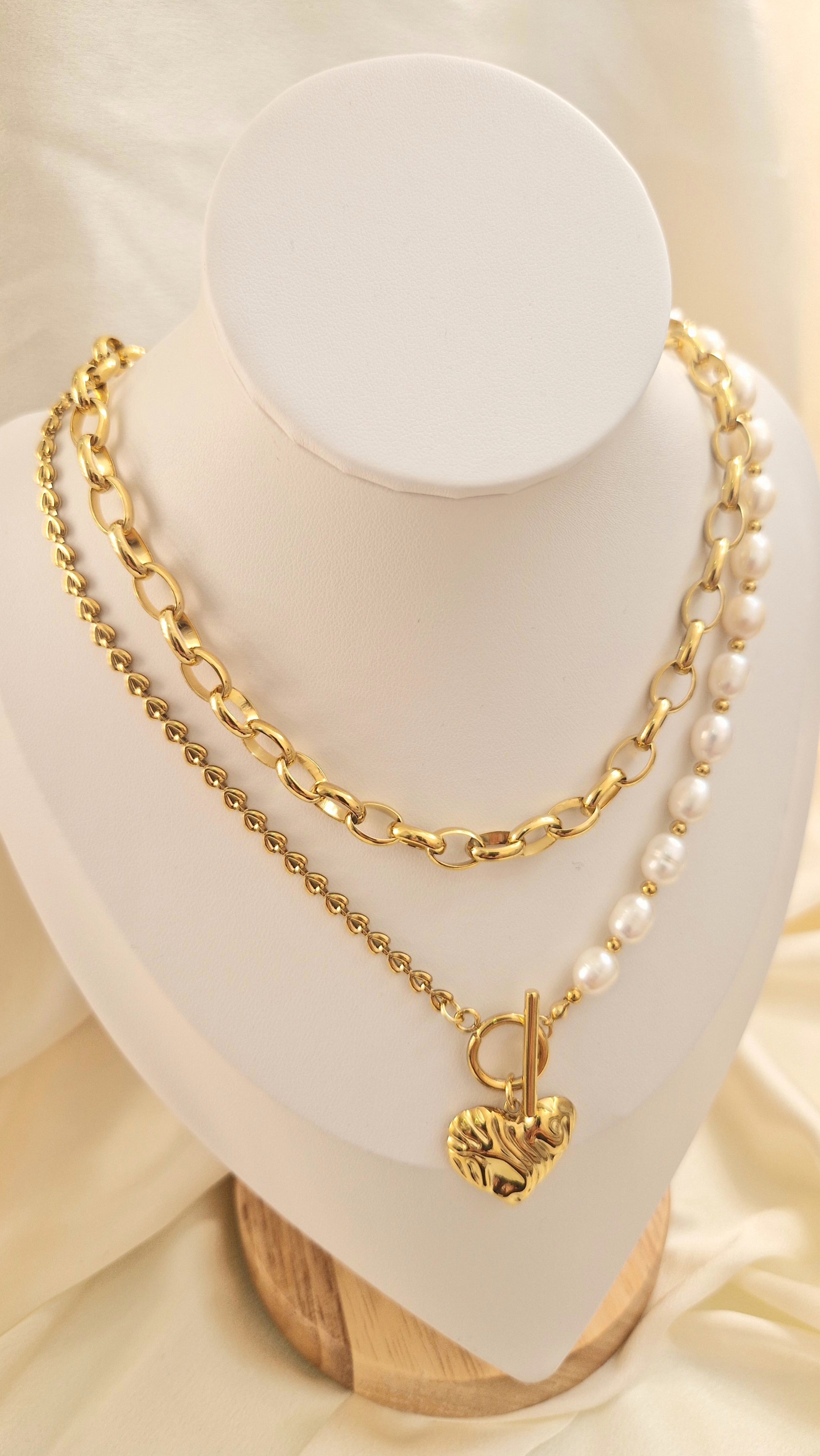 Collier Amour Doré – Perles & Cœur Martelé